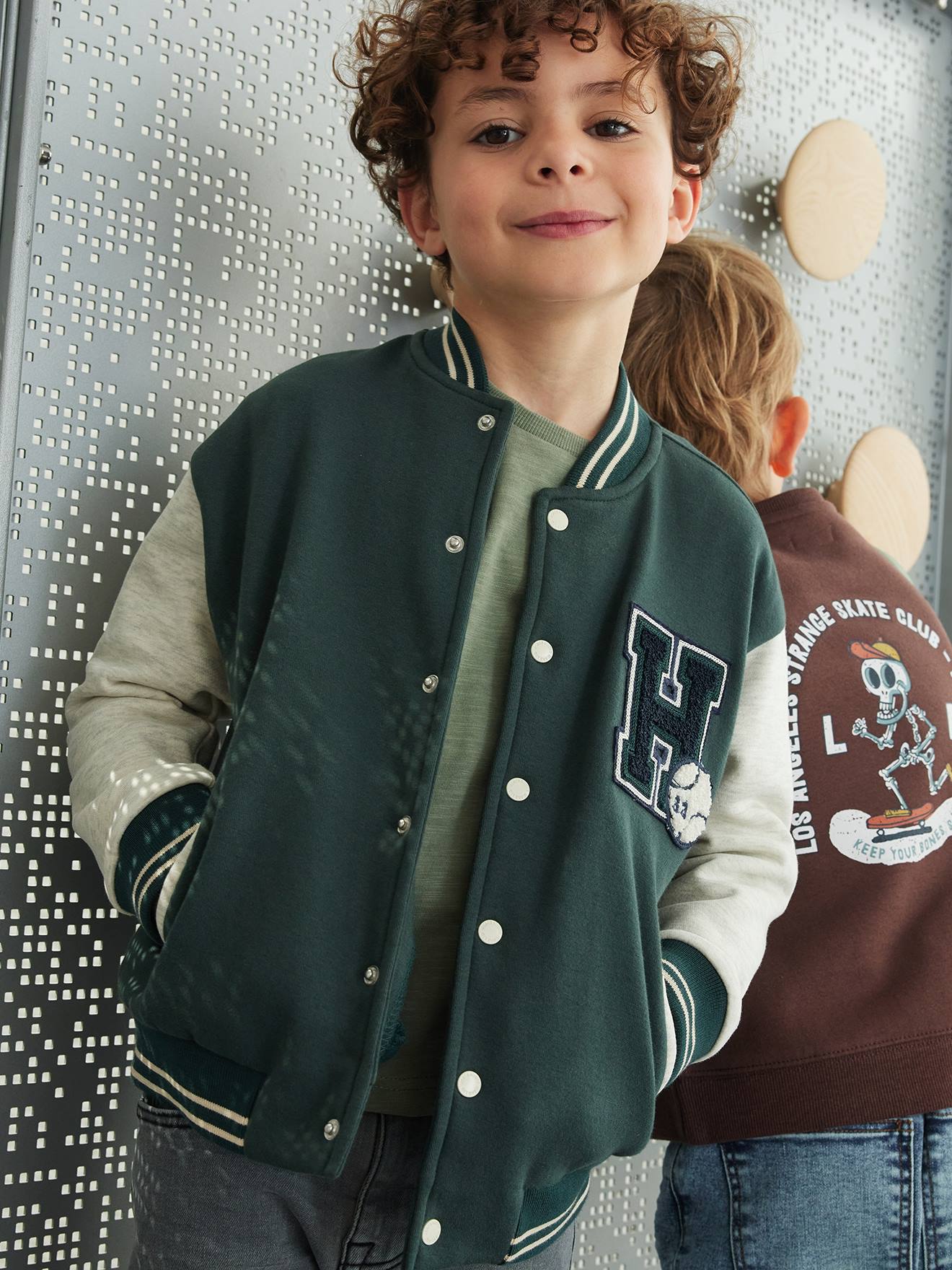 https://kids-avenue.com.ua/pages/gallery/6356/sweat-style-teddy-en-molleton-garcon-badge-en-bouclettes. (3).jpg